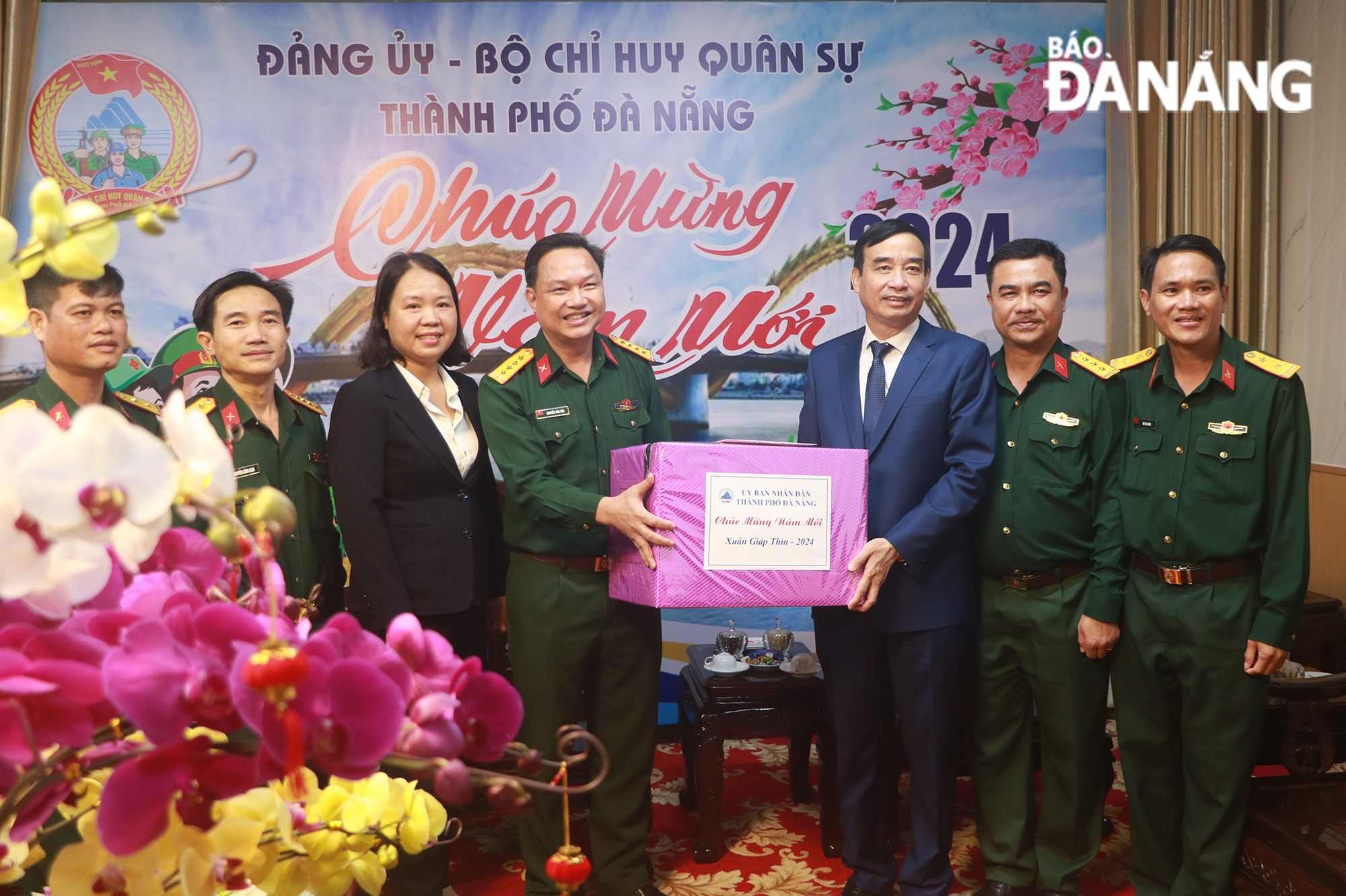 Chairman of the Da Nang People's Committee Le Trung Chinh (3rd, right) visits the headquarters of the Da Nang Military Command on New Year's Eve, 9 February, 2024. Photo: VAN HOANG