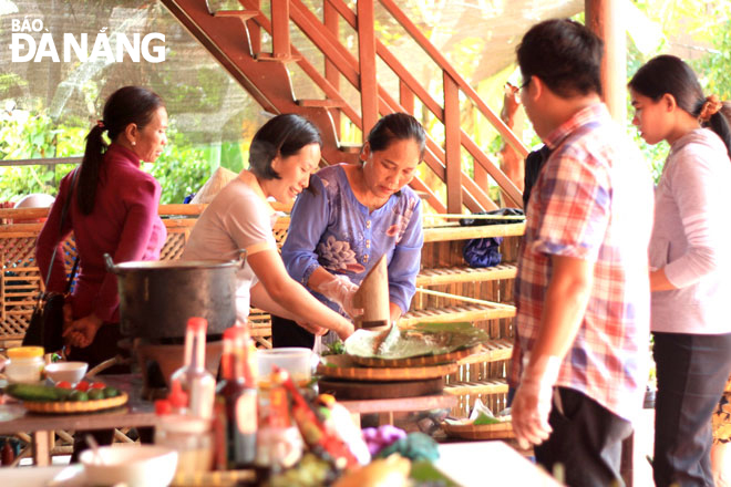 Members of Hoa Bac Ecological Agriculture and Community Tourism Cooperative participate in a cooking training class to serve community tourism. Photo: PV