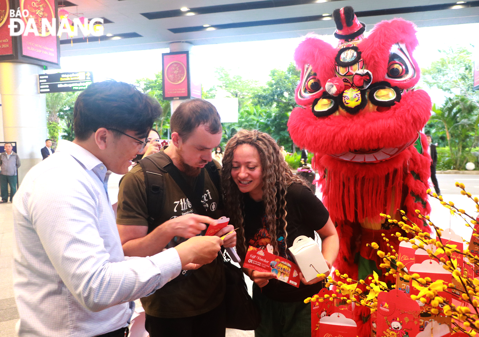 International tourists participate in the ‘Early Spring Fortune Stick Picking’ programme on the first day of Tet with many attractive gifts, February 10, 2024. Photo: VAN HOANG