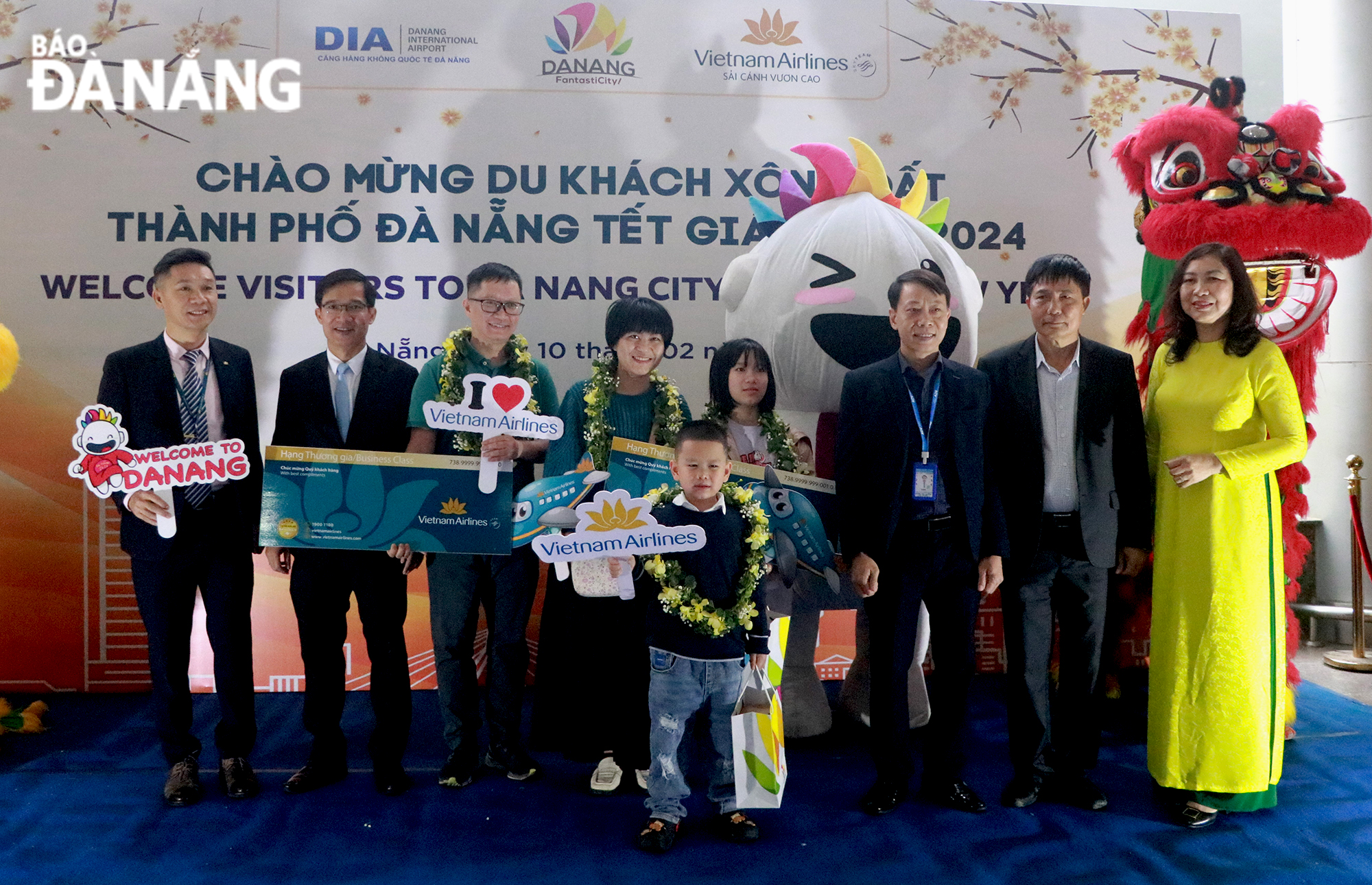  Domestic tourists on flight VN157 from Ha Noi arrive in Da Nang on the first day of Tet, February 10, 2024. Photo: VAN HOANG