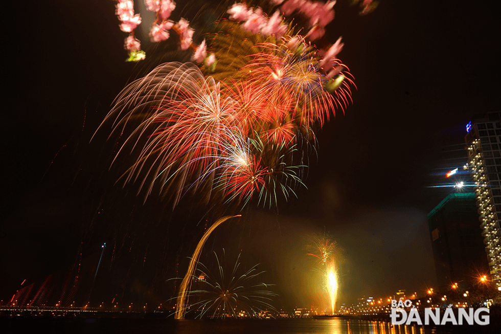 Brilliant fireworks displays impressively colour the sky of Da Nang, shot up from the park area at the intersection of Bach Dang and Binh Minh 6 streets, Hai Chau District, Da Nang. Photo: XUAN SON
