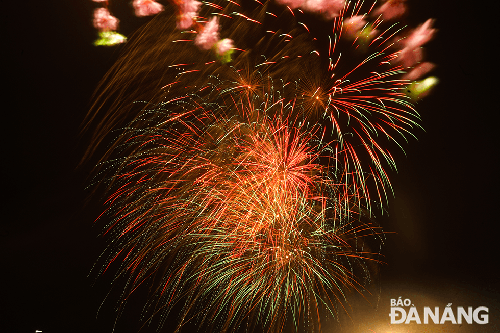 Each fireworks display lasts 15 minutes using the artistic fireworks display method. Photo: XUAN SON