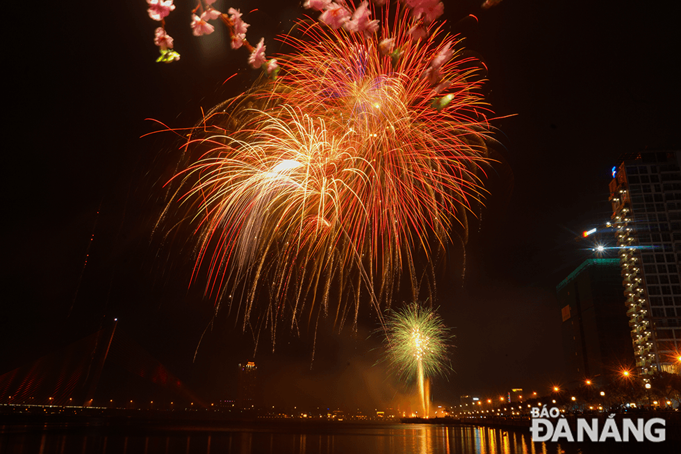  Brilliant fireworks demonstrate the rising aspirations of the city and the country as a whole. Photo: XUAN SON