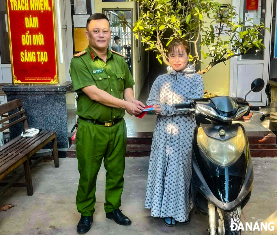 Thiếu tá Trần Nguyễn Ngọc Minh, Cảnh sát khu vực 3, Công an phường Thuận Phước tặng xe máy cho chị Trần Thị Ngững.