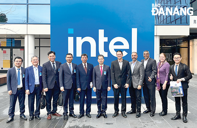 Da Nang Party Committee Secretary Nguyen Van Quang (middle) visits and works with leaders of the Intel Group in the US. Photo: P.V