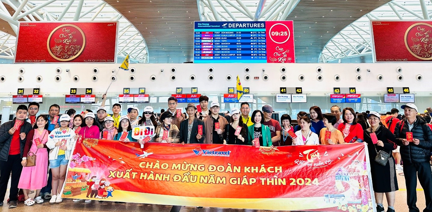 Đông đảo các đoàn khách xuất hành đầu năm mới tại Sân bay quốc tế Đà Nẵng.