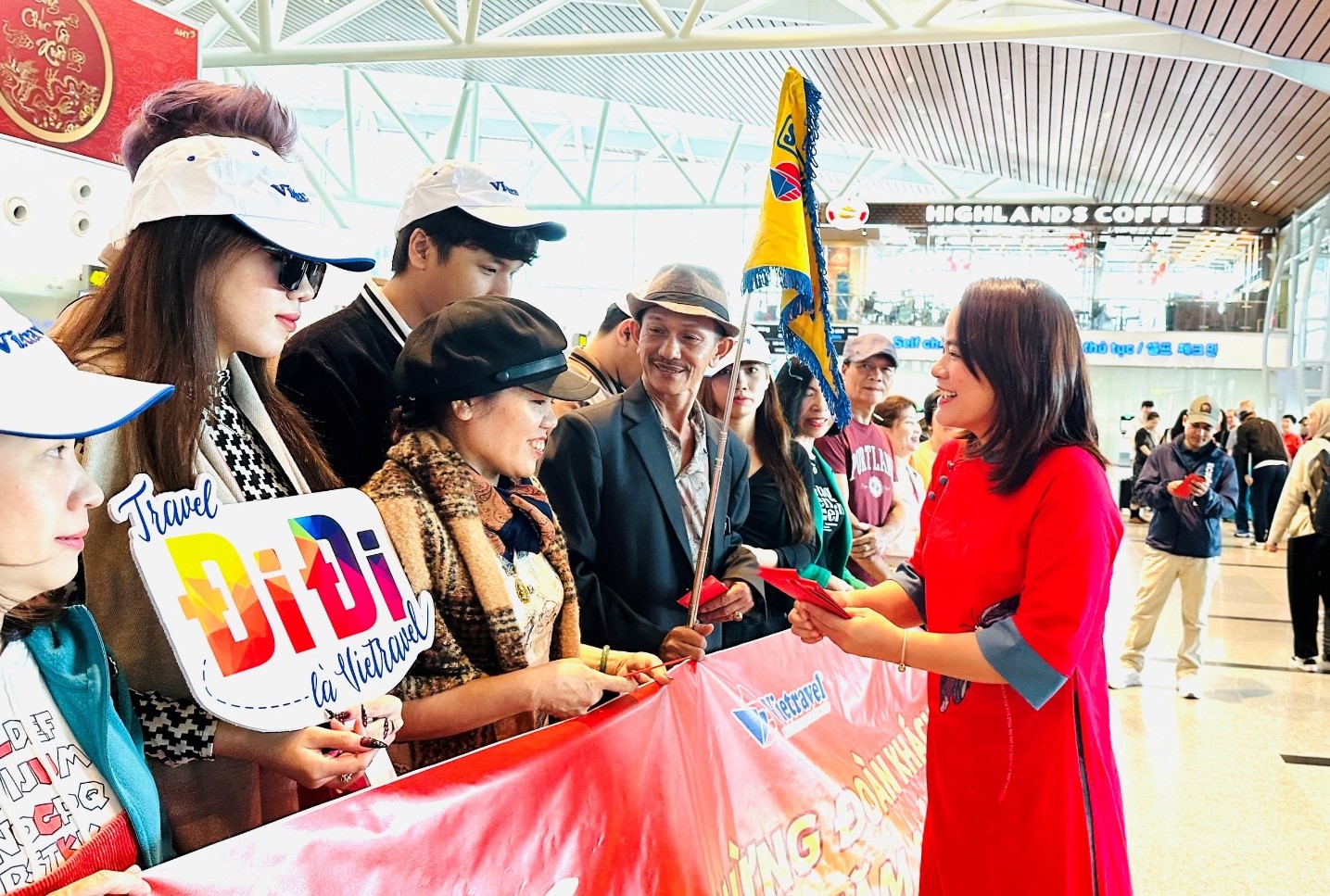 Đại diện lãnh đạo Vietravel chi nhánh Đà Nẵng tặng lì xì cho du khách trong ngày xuất hành đầu năm.