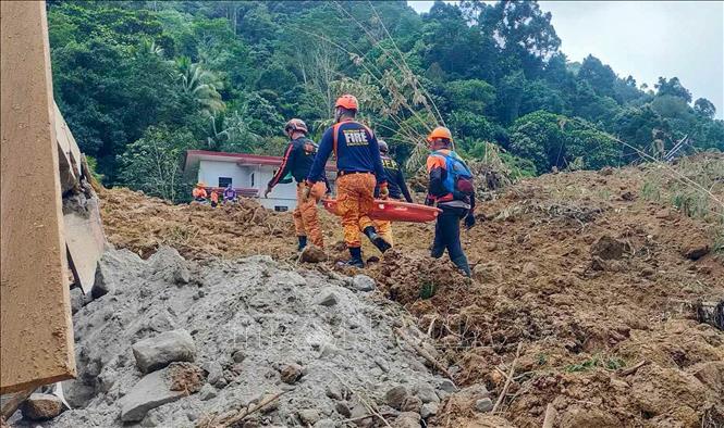 Lực lượng cứu hộ làm nhiệm vụ tại hiện trường vụ lở đất ở tỉnh Davao de Oro, Philippines, ngày 7-2-2024. Ảnh: THX/TTXVN