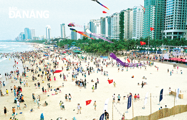 A beach in Da Nang crowded with people