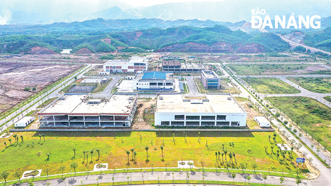 Investment in factories aims to attract more investment in chip manufacturing and high-tech product manufacturing in the Da Nang centralized IT park. Photo: TRIEU TUNG 