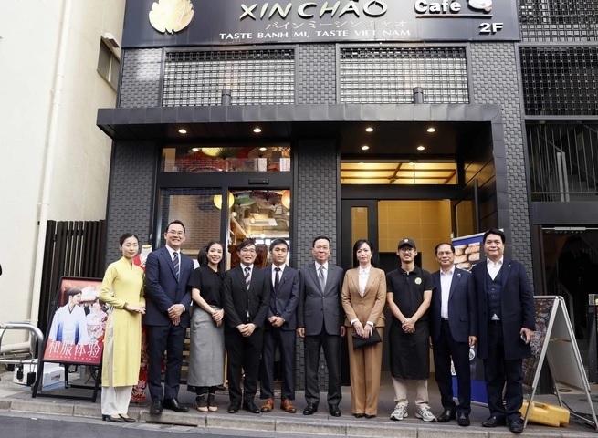 Vietnamese President Vo Van Thuong and his wife at the Banh Mi Xin Chao shop in Tokyo, Japan. Photo: VNA