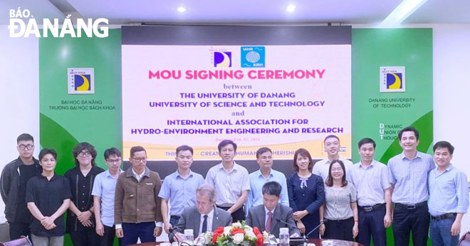 The signing ceremony between the Da Nang University of Science and Technology (DUT) and the International Association for Hydro-Environment Engineering and Research (IAHR) in progress 