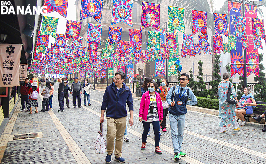 Tourist spots in Da Nang welcome a large number of visitors during the 7-day break for Tet holiday 2024. In the photo: Visitors at the Sun World Ba Na Hills Tourist Area. Photo: THU HA