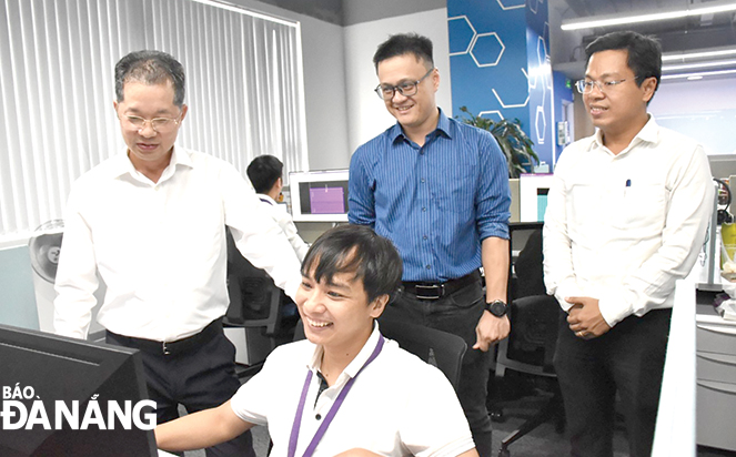 Secretary of the Da Nang Party Committee Nguyen Van Quang visits the representative office of the US Synopsys Company in Da Nang. Photo: NGOC HA