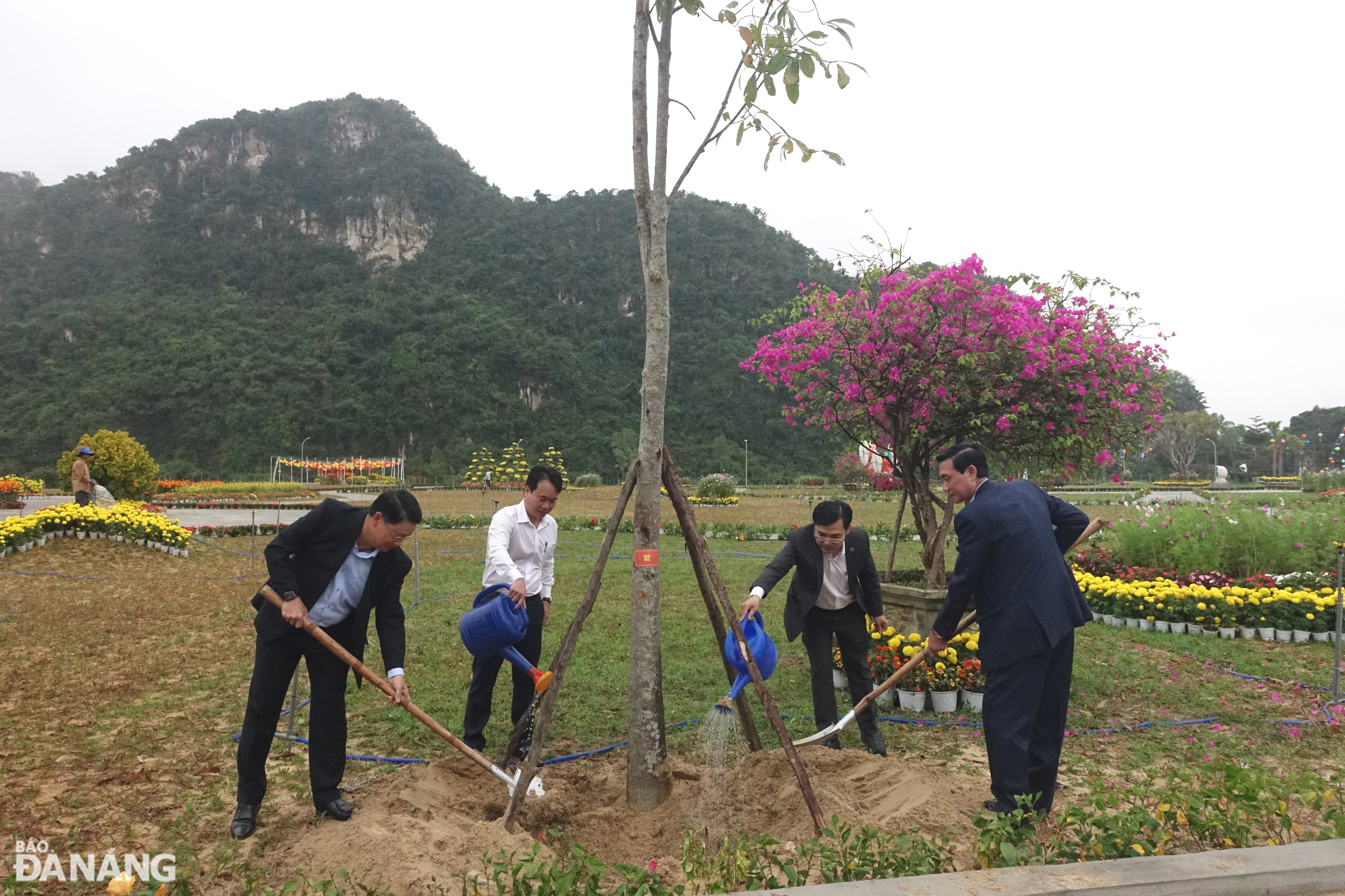 Chủ tịch Ủy ban MTTQ Việt Nam thành phố Đà Nẵng Ngô Xuân Thắng (bìa trái) tham gia trồng cây đầu xuân. Ảnh: HOÀNG HIỆP