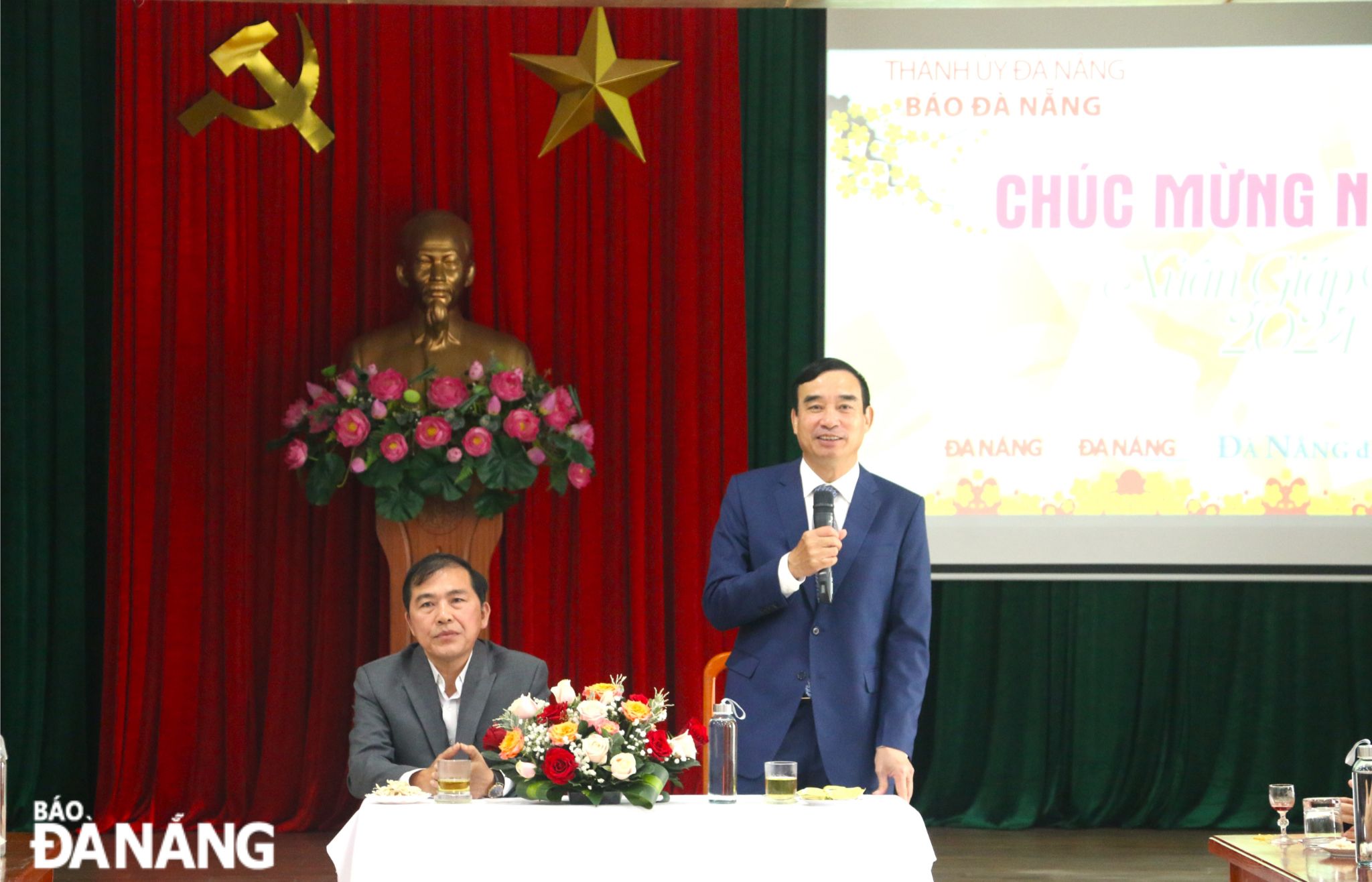 Chủ tịch UBND thành phố Lê Trung Chinh (bên phải) đến thăm, chúc Tết Báo Đà Nẵng. Ảnh: T.P