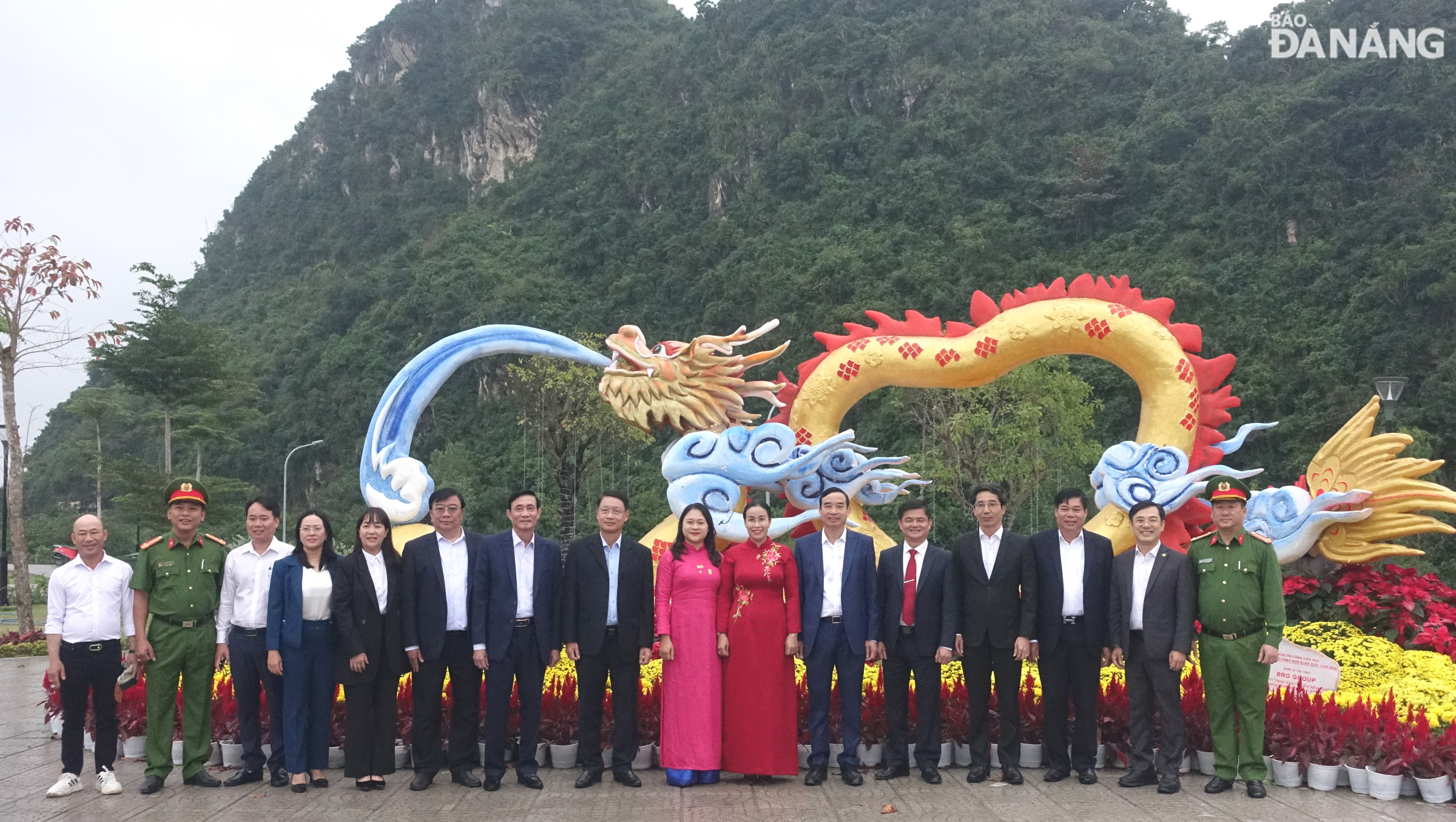 Leaders of Da Nang and Ngu Hanh Son District posing for souvenir photos at the park and flower garden at the corner of the Pham Huu Nhat - Le Van Hien street at the foot of Thuy Son Mountain. Photo: HOANG HIEP