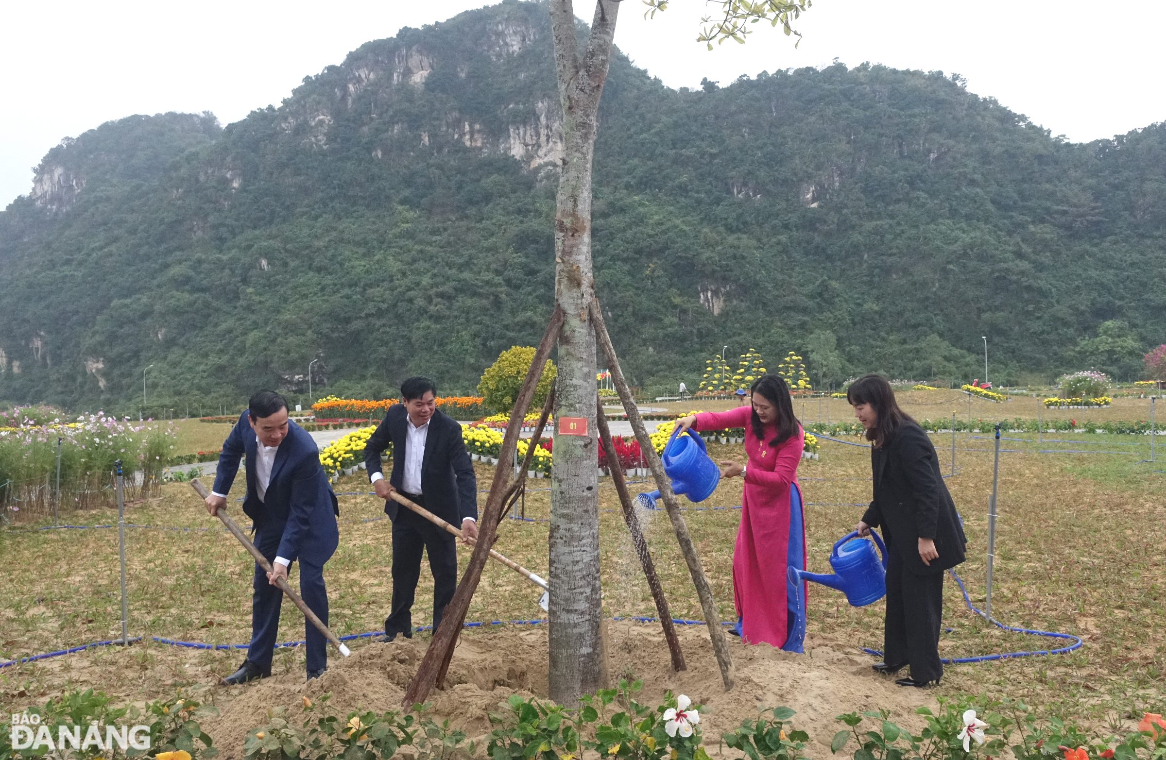 Chairman of the Da Nang People's Committee Le Trung Chinh (left), along with leaders of Ngu Hanh Son District and the municipal Department of Agriculture and Rural Development participated in planting trees. Photo: HOANG HIEP