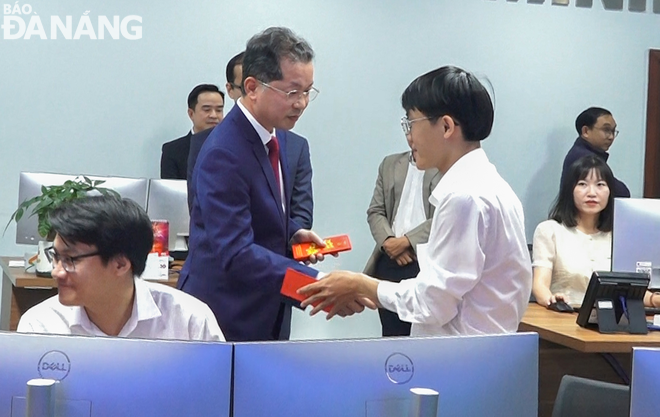 Secretary Nguyen Van Quang wished happy Lunar New Year and gave lucky money to workers at the IOC. Photo: M.Q