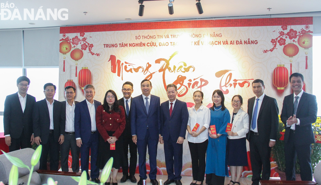 Da Nang Party Committee Secretary Nguyen Van Quang (6th, right) and some of the city leaders visited DSAC. Photo: M.Q