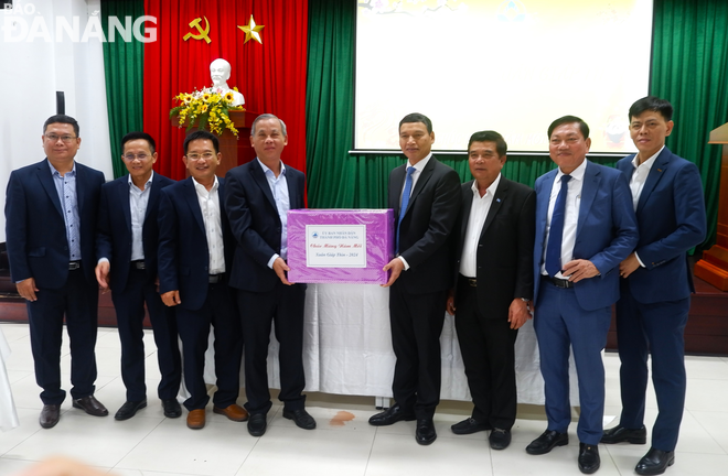 Vice Chairman of the Da Nang People's Committee Ho Ky Minh (4th, right) visited and wished Tet greetings at the Da Nang Development Investment Fund. Photo: M.Q