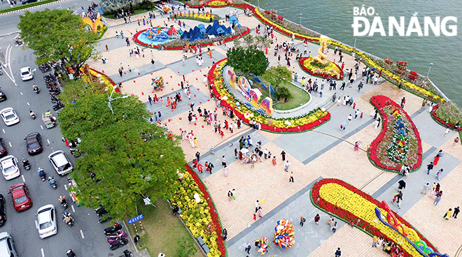 Local residents and tourists come to Bach Dang flower street to enjoy the spring at the beginning of the year. Photo: QUOC CUONG