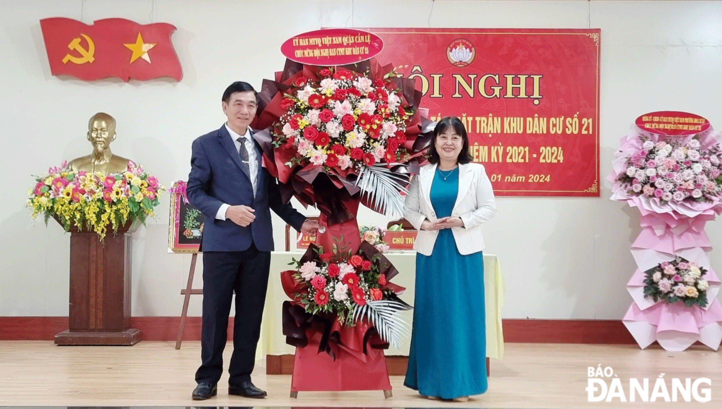Chủ tịch Ủy ban MTTQ Việt Nam quận Cẩm Lệ Phạm Thị Nhàn  (bên phải) tặng hoa chúc mừng Ban công tác Mặt trận khu dân cư 21 (phường Hòa Xuân) tổ chức thành công hội nghị điểm tổng kết Ban công tác Mặt trận nhiệm kỳ 2021-2024. Ảnh: M.T