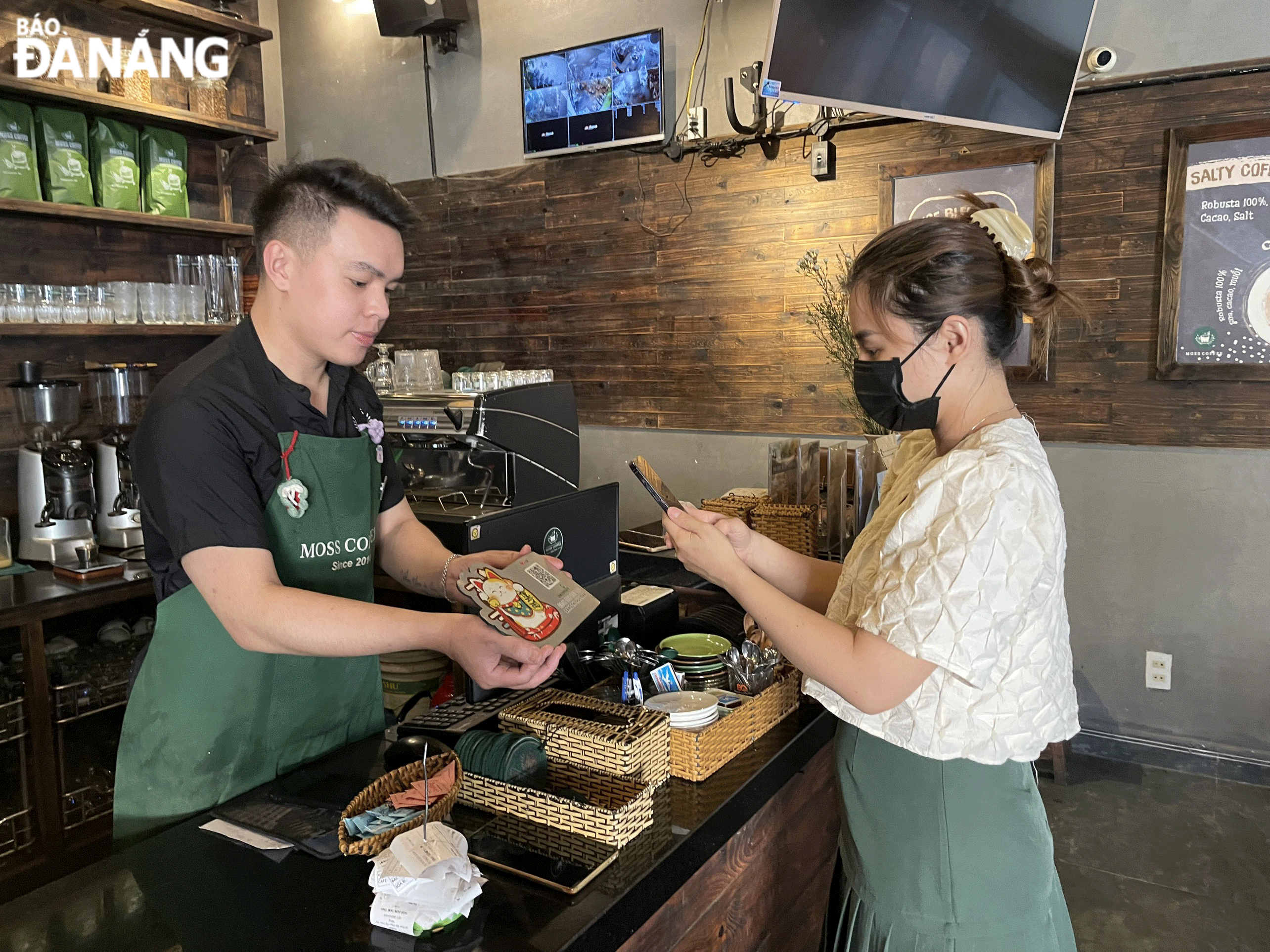 Khách hàng quét mã QR thanh toán hóa đơn tại quán cà phê trên đường Phan Bội Châu (quận Hải Châu). Ảnh: N.QUANG