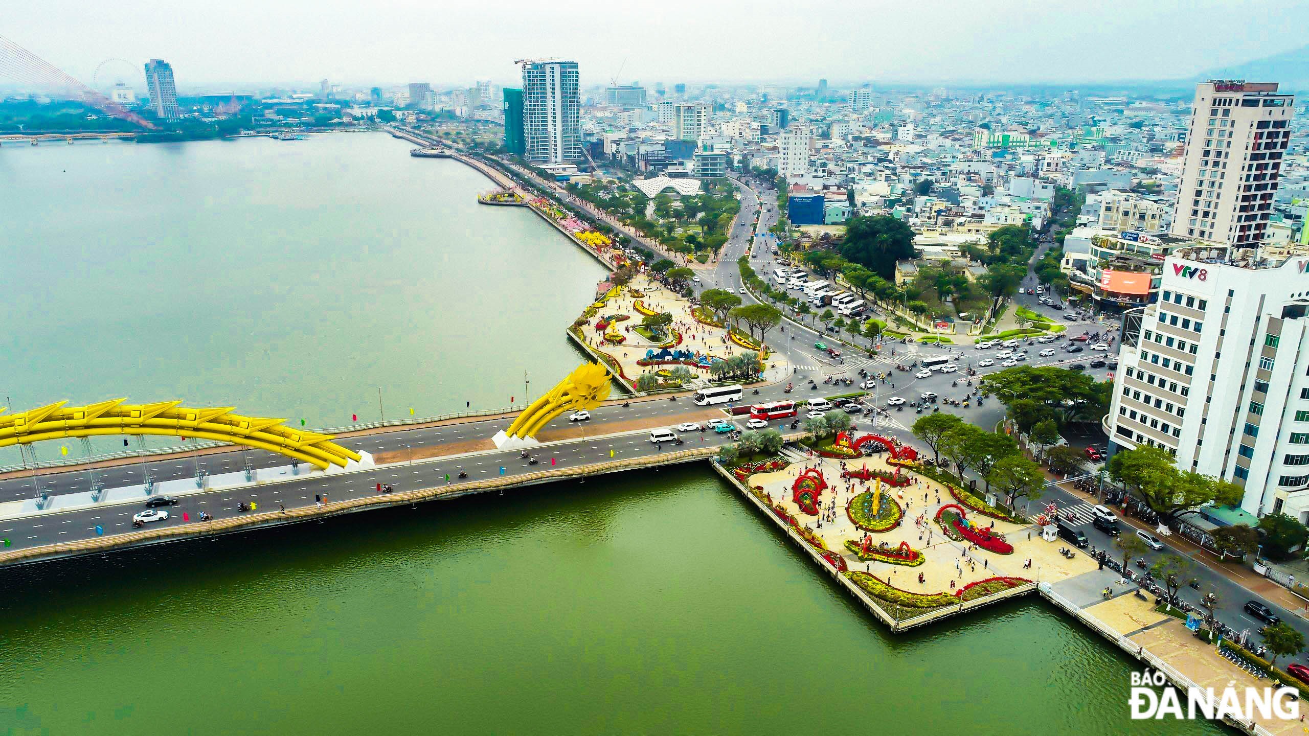 Quite a large number of people and tourists visit spring flower streets in the city on February 15 (the 6th day of the first lunar month).