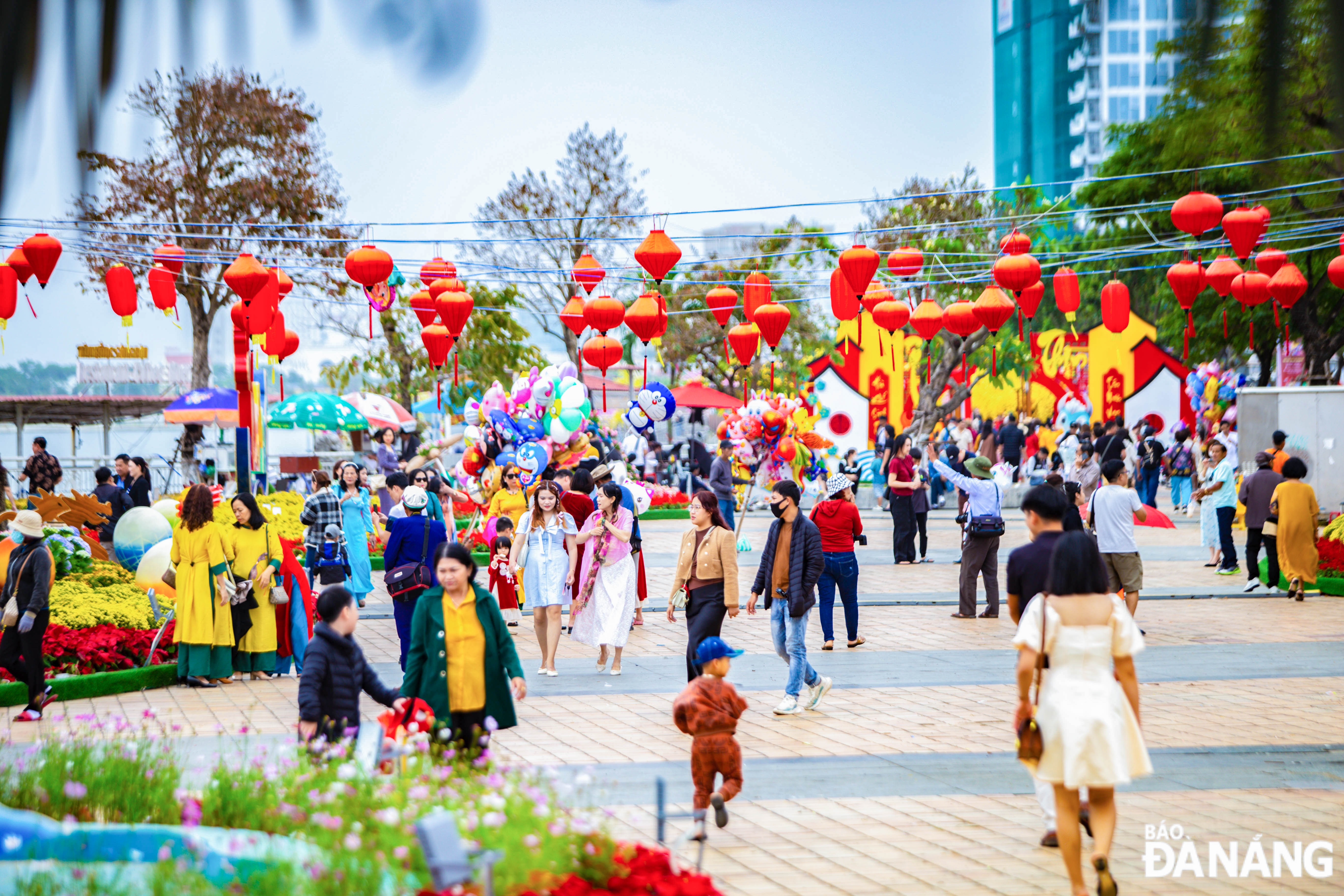 A large number of visitors to spring flower streets on Thursday (the 6th day of Tet).