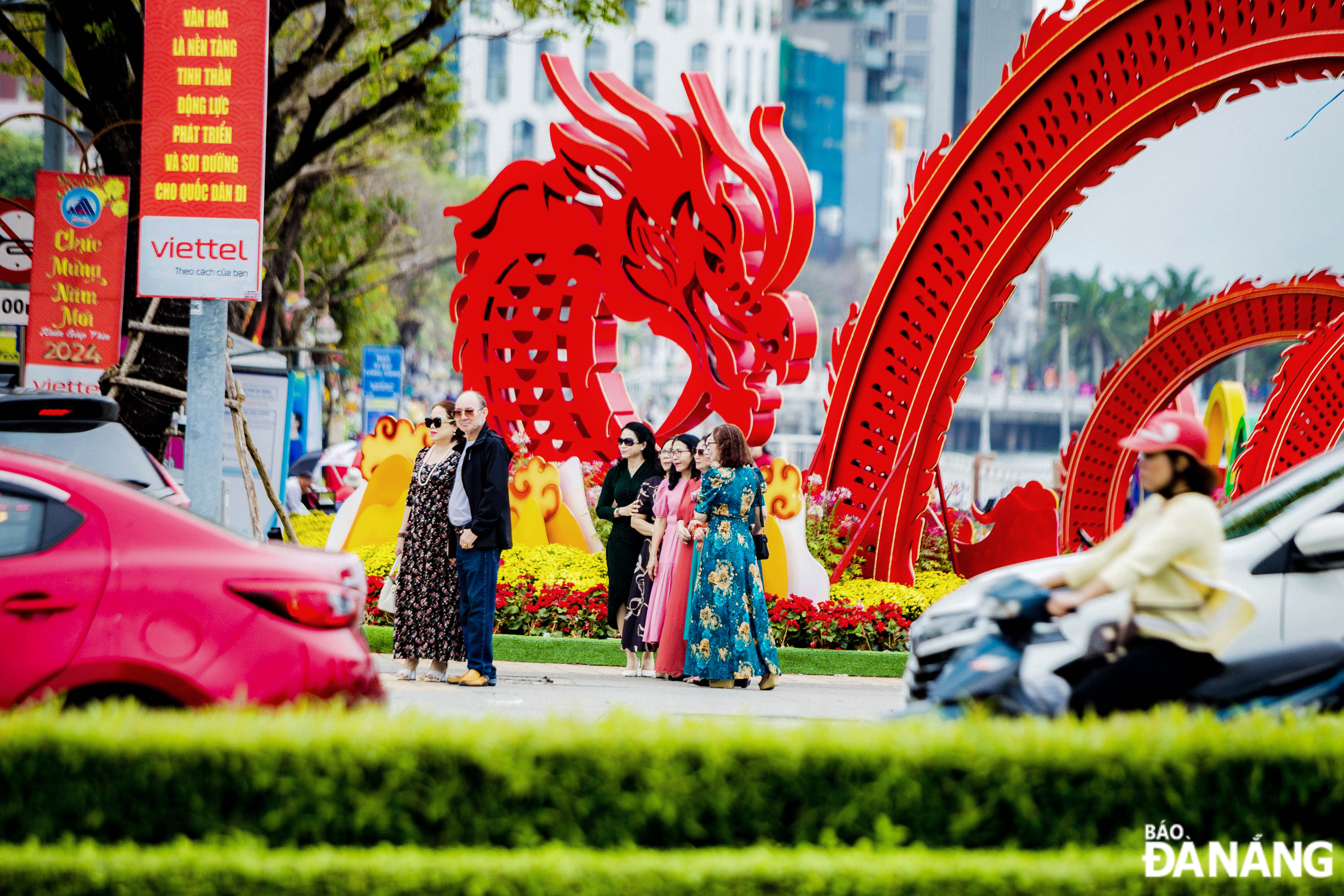 Taking advantage of nice weather, people take check-in photos at flower streets on the 6th day of Tet