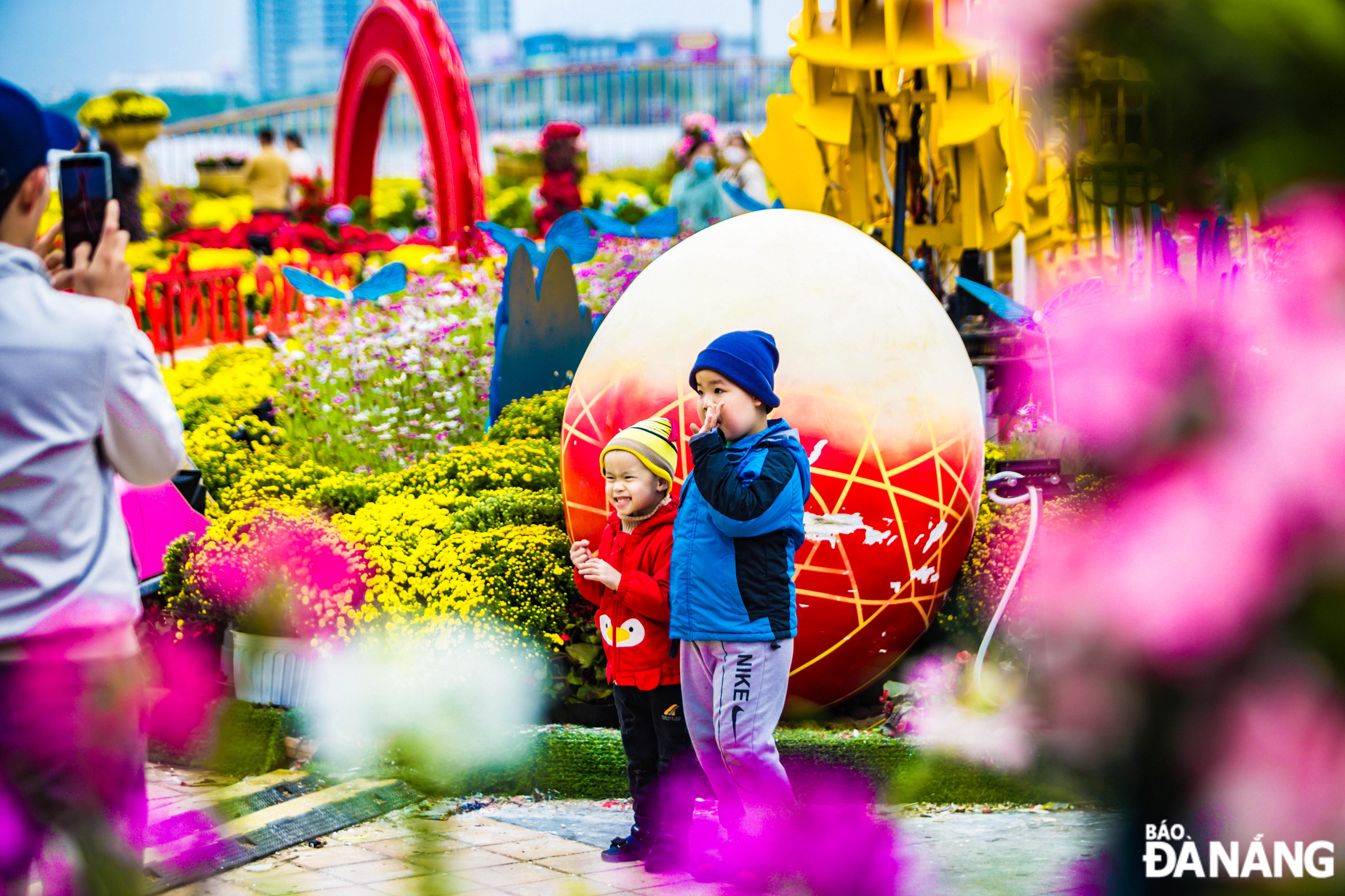 In the cold weather, many parents still take the opportunity to take their children to check-in at flower streets