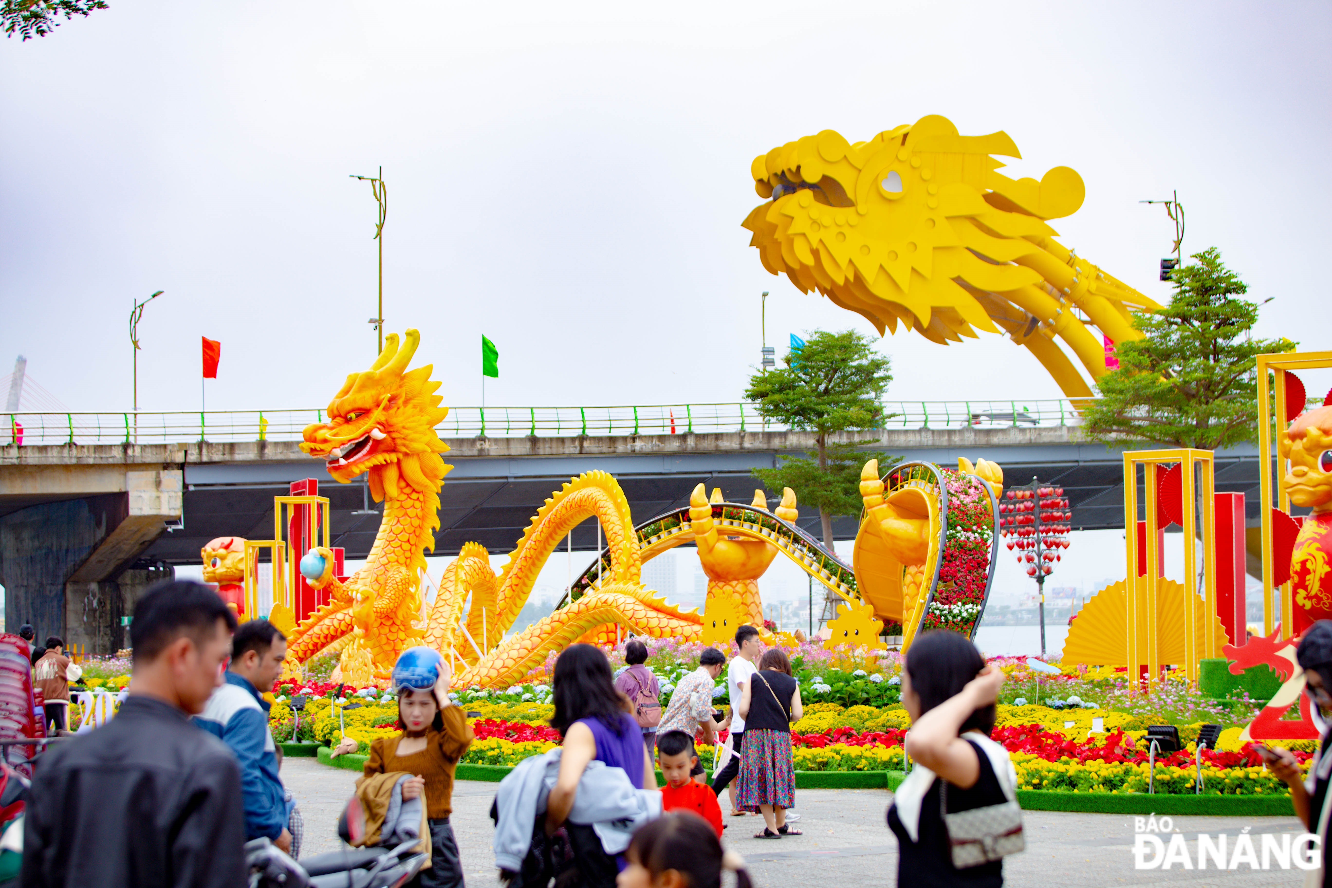 The majestic Dragon mascot on Tran Hung Dao Street attracts a large number of tourists to admire and take photos.