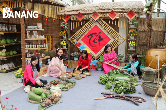 Một gian chợ Tết tại Lễ hội Tết Việt huyện Hòa Vang năm 2024.  Ảnh: V.T.L