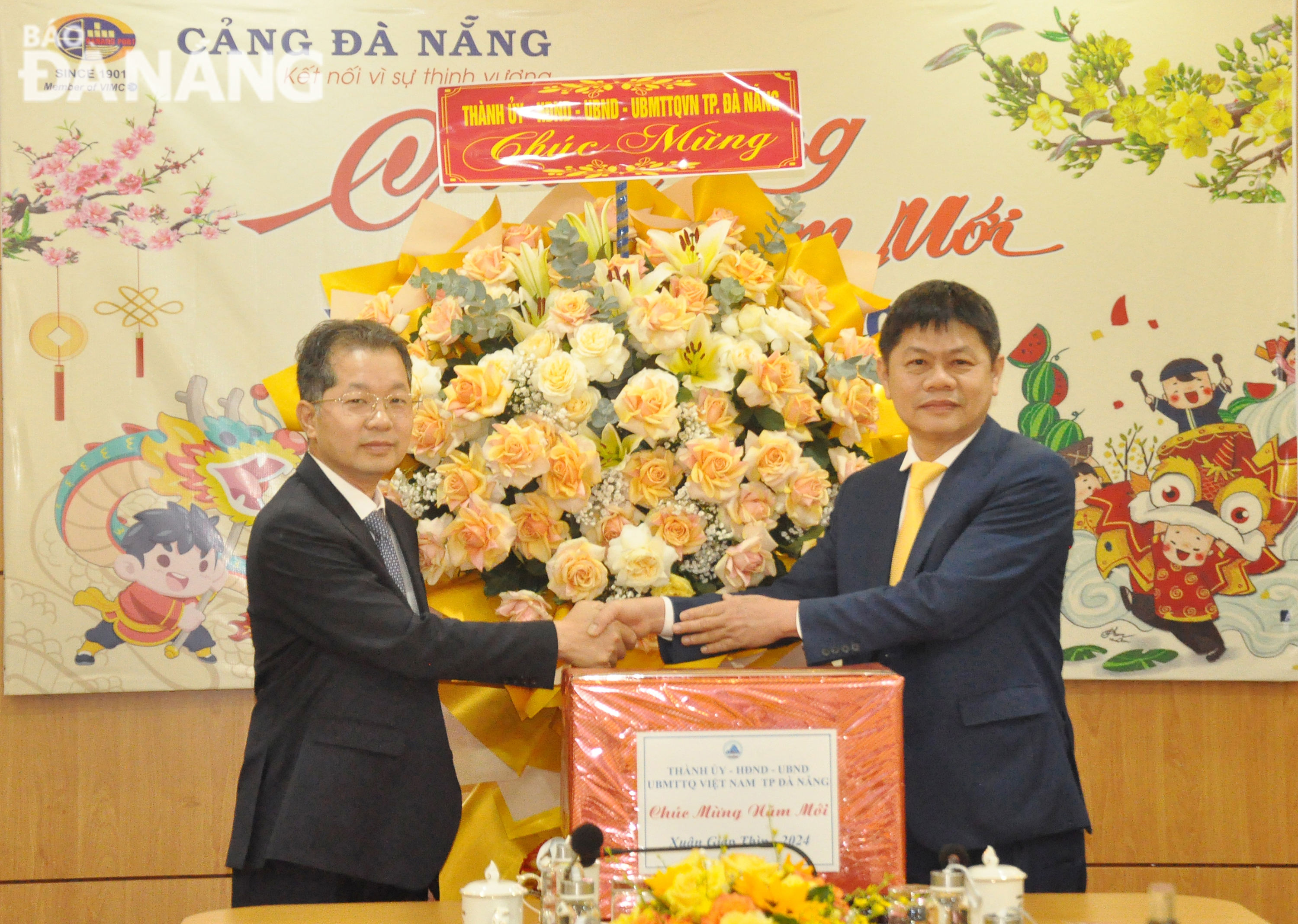 Bí thư Thành ủy Nguyễn Văn Quảng (trái)  tặng quà của thành phố cho lãnh đạo Cảng Đà Nẵng. Ảnh: THÀNH LÂN