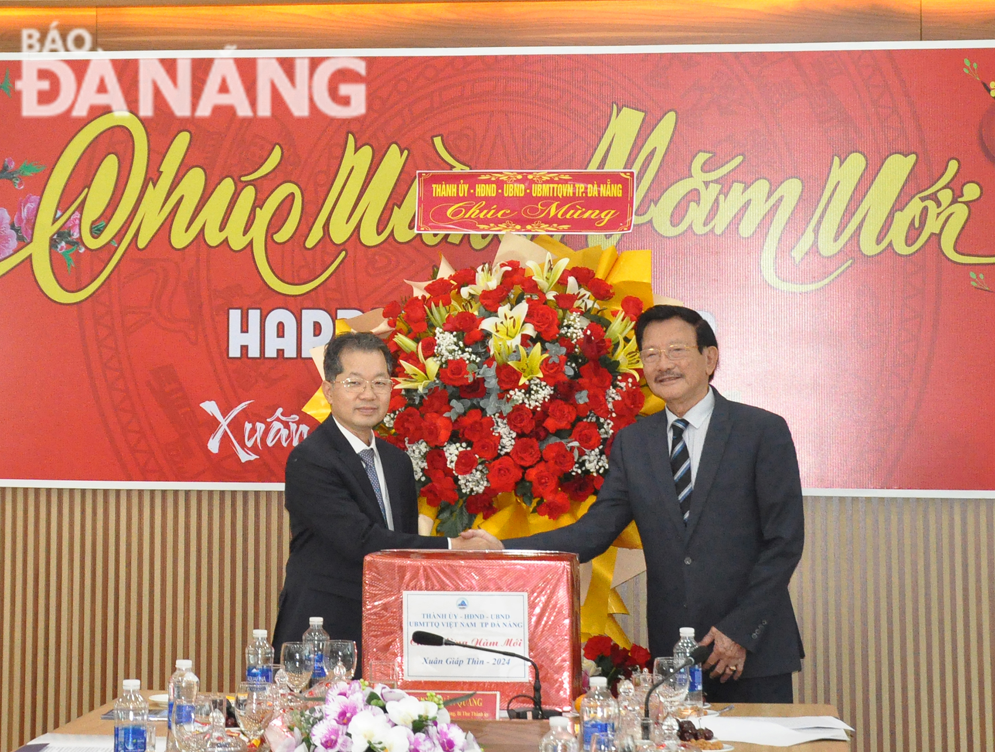 Bí thư Thành ủy Nguyễn Văn Quảng trao quà của thành phố cho lãnh đạo công ty. Ảnh: THÀNH LÂN