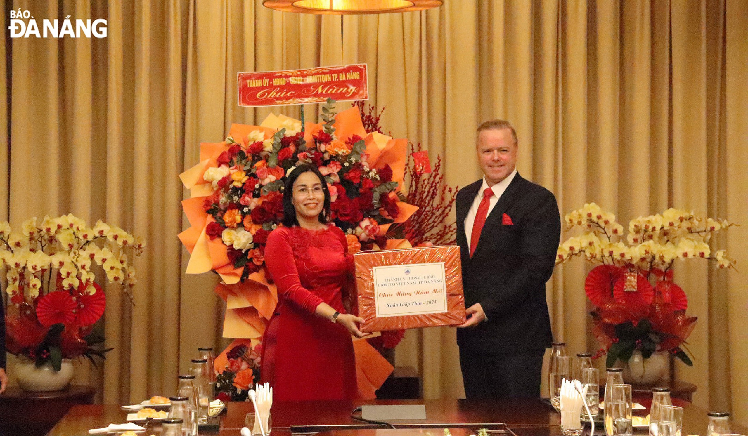 Phó Chủ tịch HĐND thành phố Nguyễn Thị Anh Thi (bìa trái) tặng quà, động viên Công ty TNHH Đầu tư và Phát triển Silver Shores. Ảnh: TRẦN TRÚC