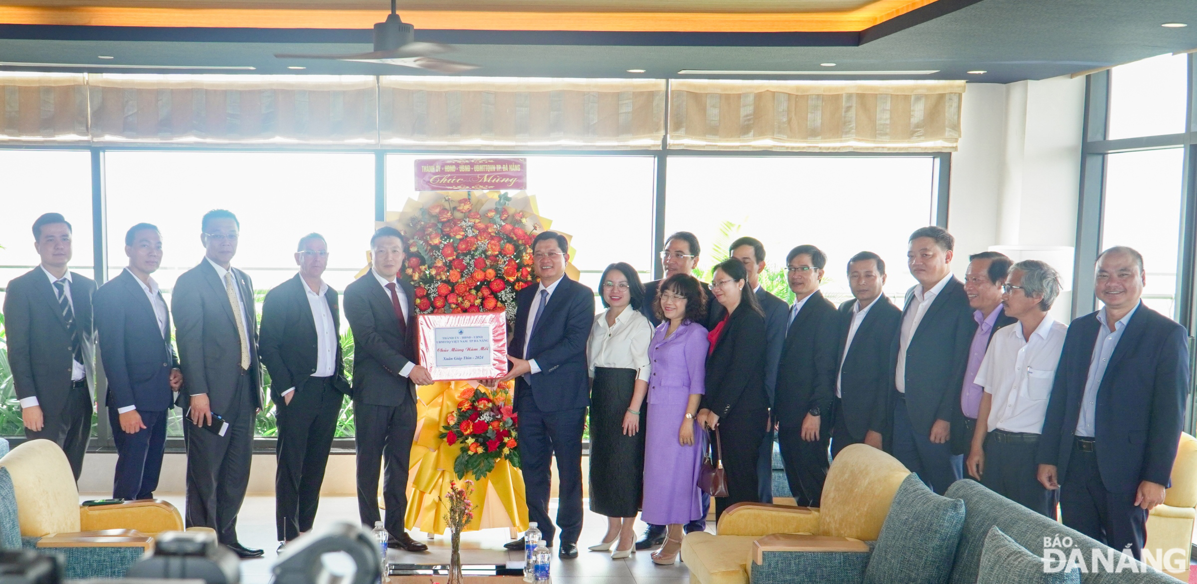 Phó Chủ tịch Thường trực phụ trách HĐND thành phố Trần Phước Sơn tặng quà, động viên cán bộ, nhân viên Công ty TNHH ODK Mikazuki Việt Nam. Ảnh: HOÀNG HIỆP