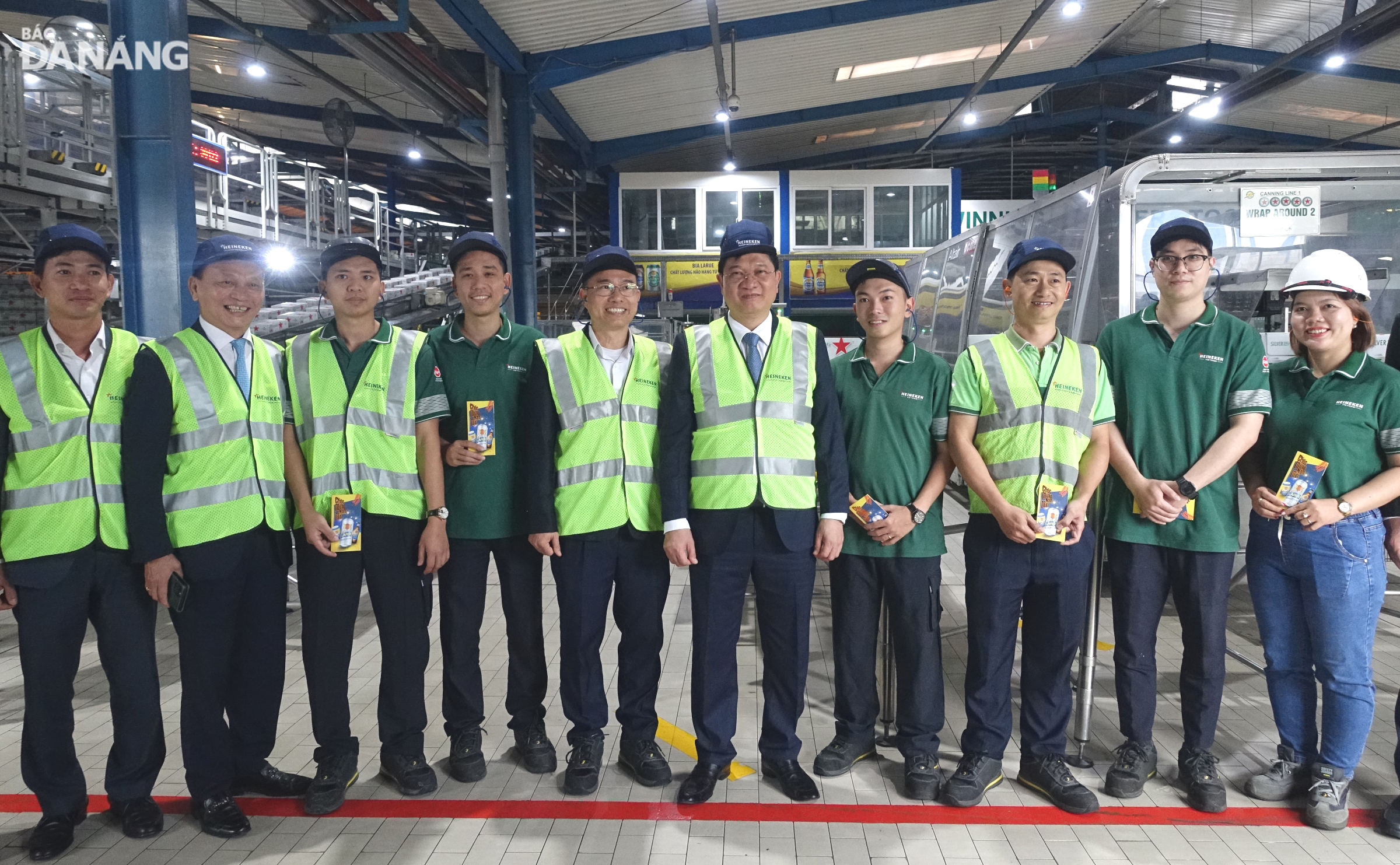Phó Chủ tịch Thường trực phụ trách HĐND thành phố Trần Phước Sơn chụp ảnh lưu niệm với cán bộ, công nhân Công ty TNHH Nhà máy bia Heineken Việt Nam - Đà Nẵng. Ảnh: HOÀNG HIỆP