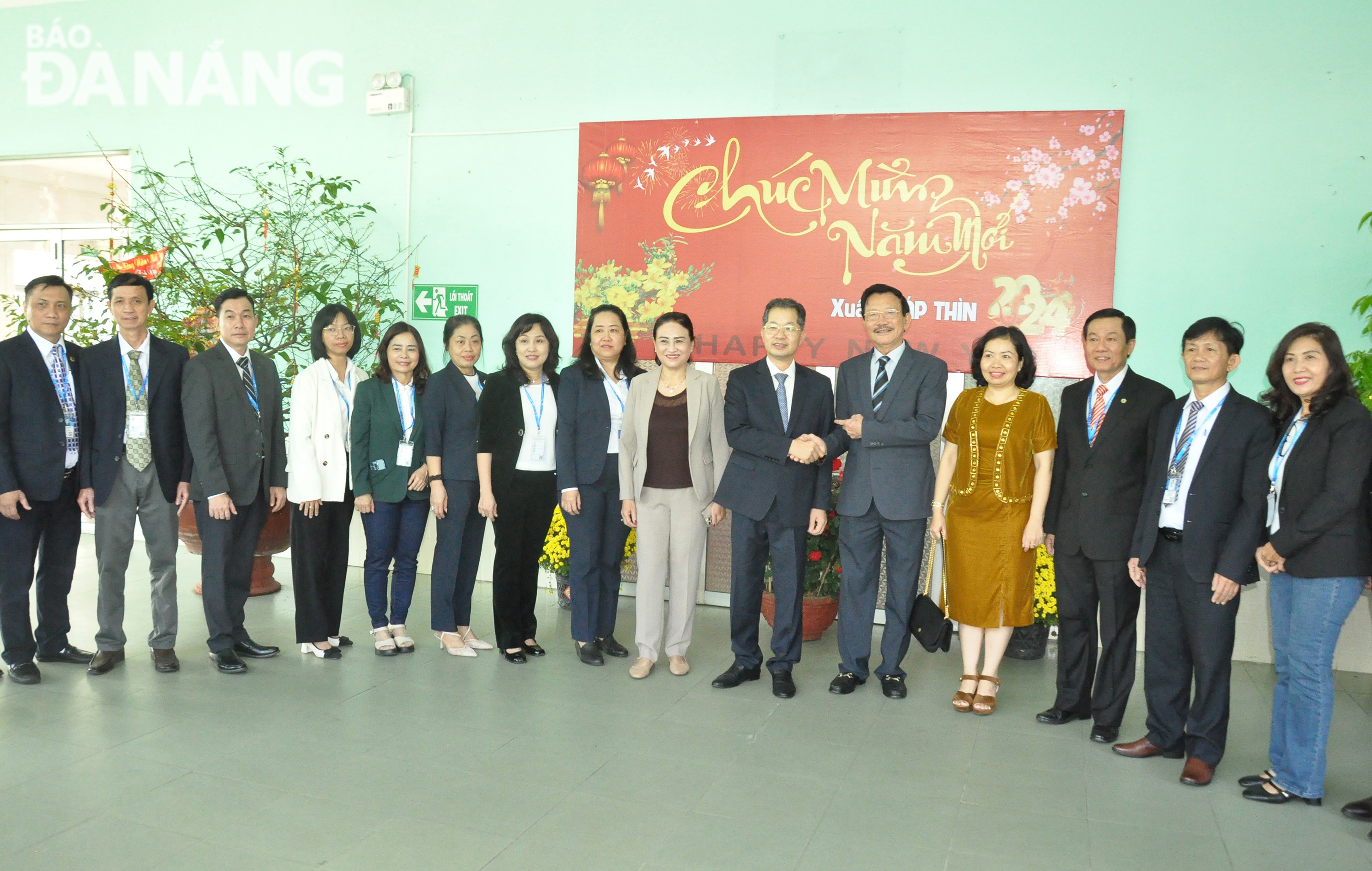 Secretary Nguyen Van Quang and the delegation taking souvenir photos with leaders of the March 29 Textile and Garment Joint Stock Company. Photo: THANH LAN