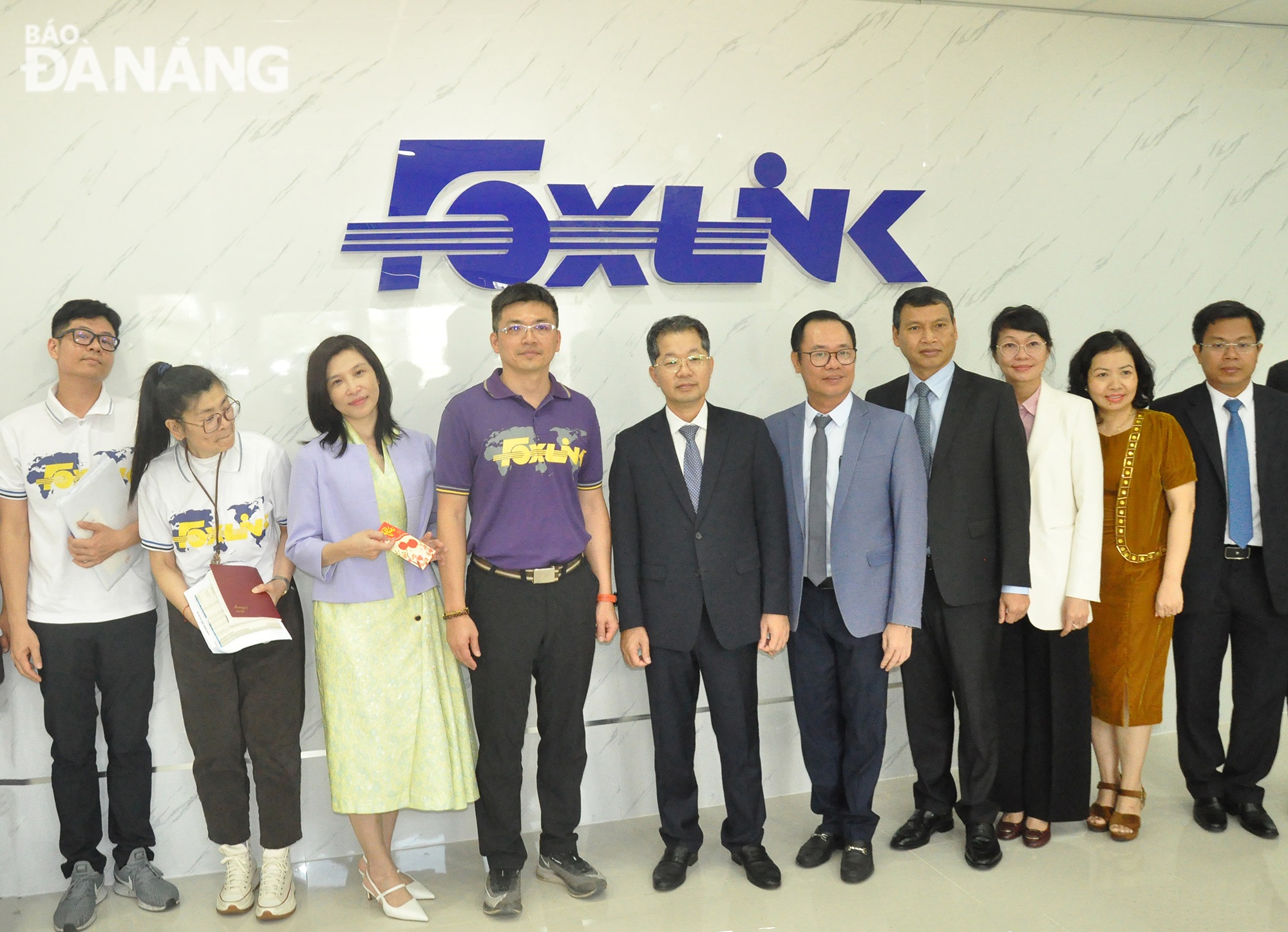 Secretary Nguyen Van Quang and leaders of the branch of the Foxlink Group (Taiwan) in the Da Nang Hi-Tech Park. Photo: THANH LAN