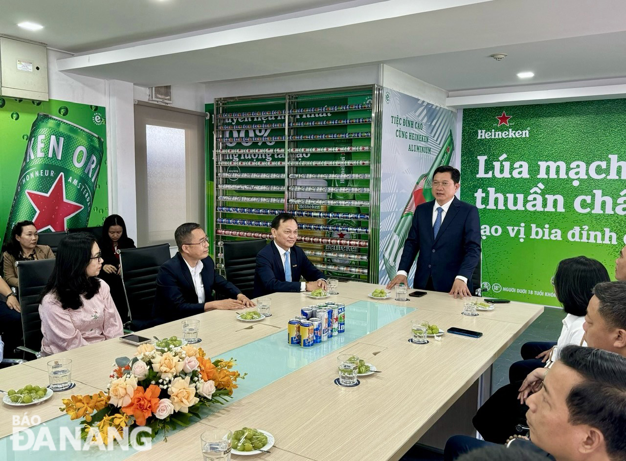 Phó Chủ tịch Thường trực phụ trách HĐND thành phố Trần Phước Sơn động viên cán bộ, nhân viên Công ty TNHH Nhà máy bia Heineken Việt Nam - Đà Nẵng. Ảnh: HOÀNG HIỆP