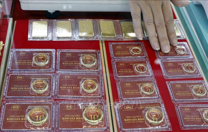 Chú thích ảnh Các sản phẩm vàng bày bán tại Công ty vàng Bảo Tín Minh Châu, phố Hoàng Cầu, Hà Nội. Ảnh: Trần Việt/TTXVN