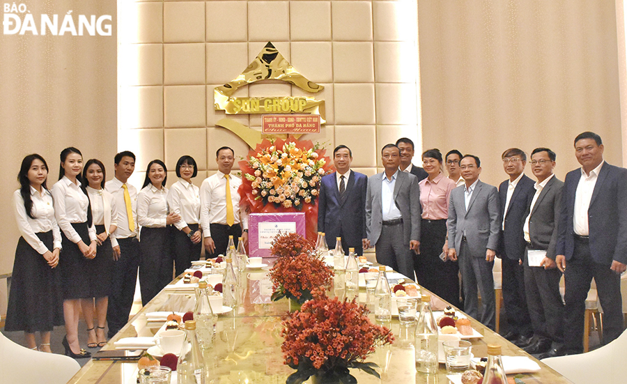 Chủ tịch UBND thành phố Lê Trung Chinh (thứ... từ phải sang) cùng lãnh đạo các sở, ban, ngành thăm và chúc tết Công ty CP Tập đoàn Mặt Trời. Ảnh: THU HÀ