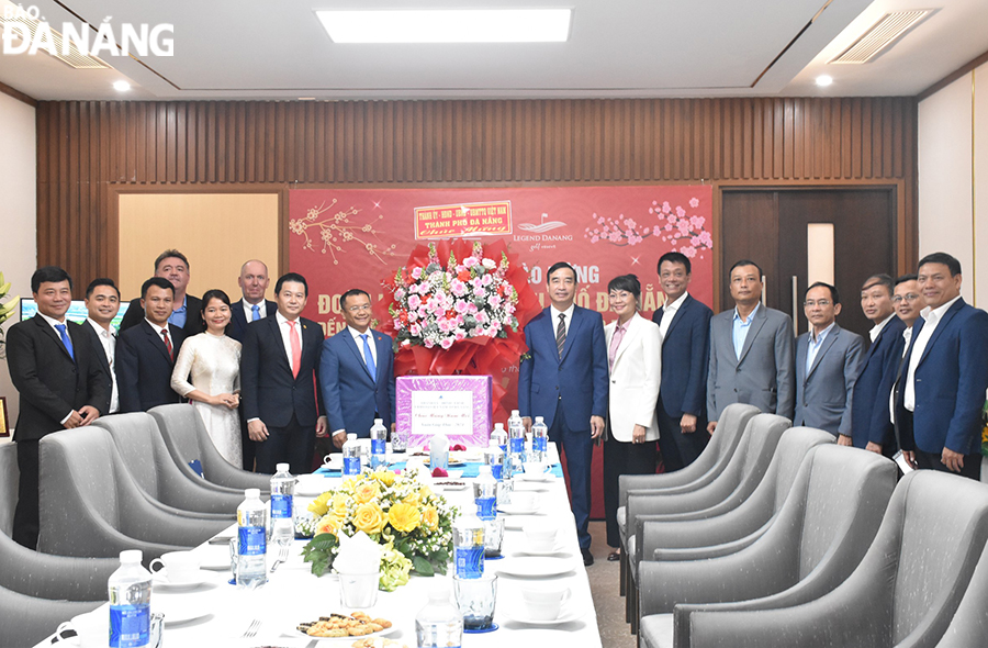 Chủ tịch UBND thành phố Lê Trung Chinh (thứ từ phải sang) cùng lãnh đạo các sở, ban, ngành thăm chúc tết Công ty TNHH Sân golf Vinacapital Đà Nẵng. Ảnh THU HÀ