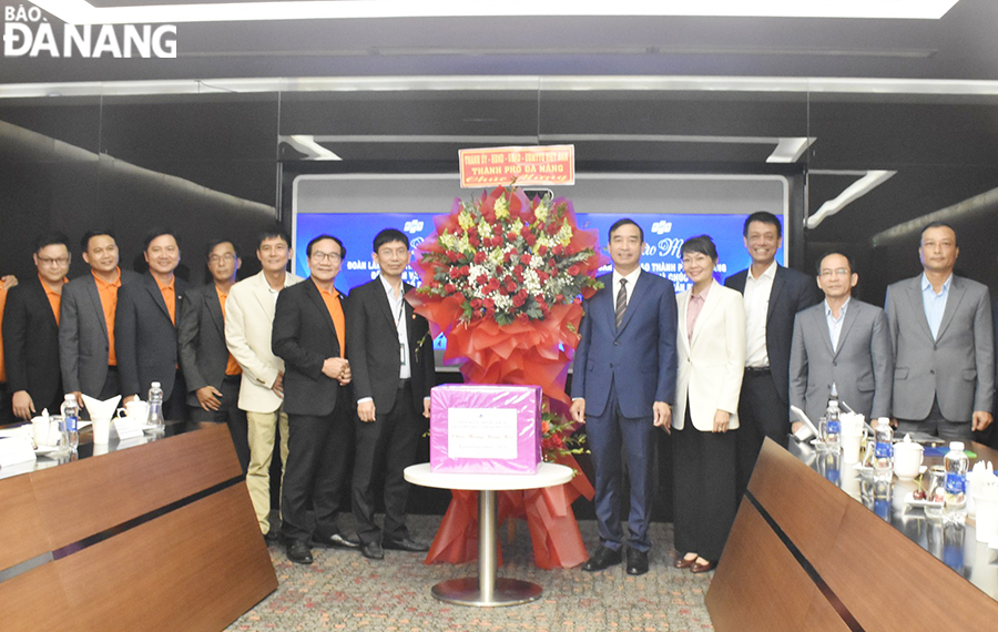 Chủ tịch UBND thành phố Lê Trung Chinh (thứ từ phải sang) cùng lãnh đạo các sở, ban, ngành thăm, chúc tết Công ty TNHH Phần mềm FPT miền Trung. Ảnh: THU HÀ.