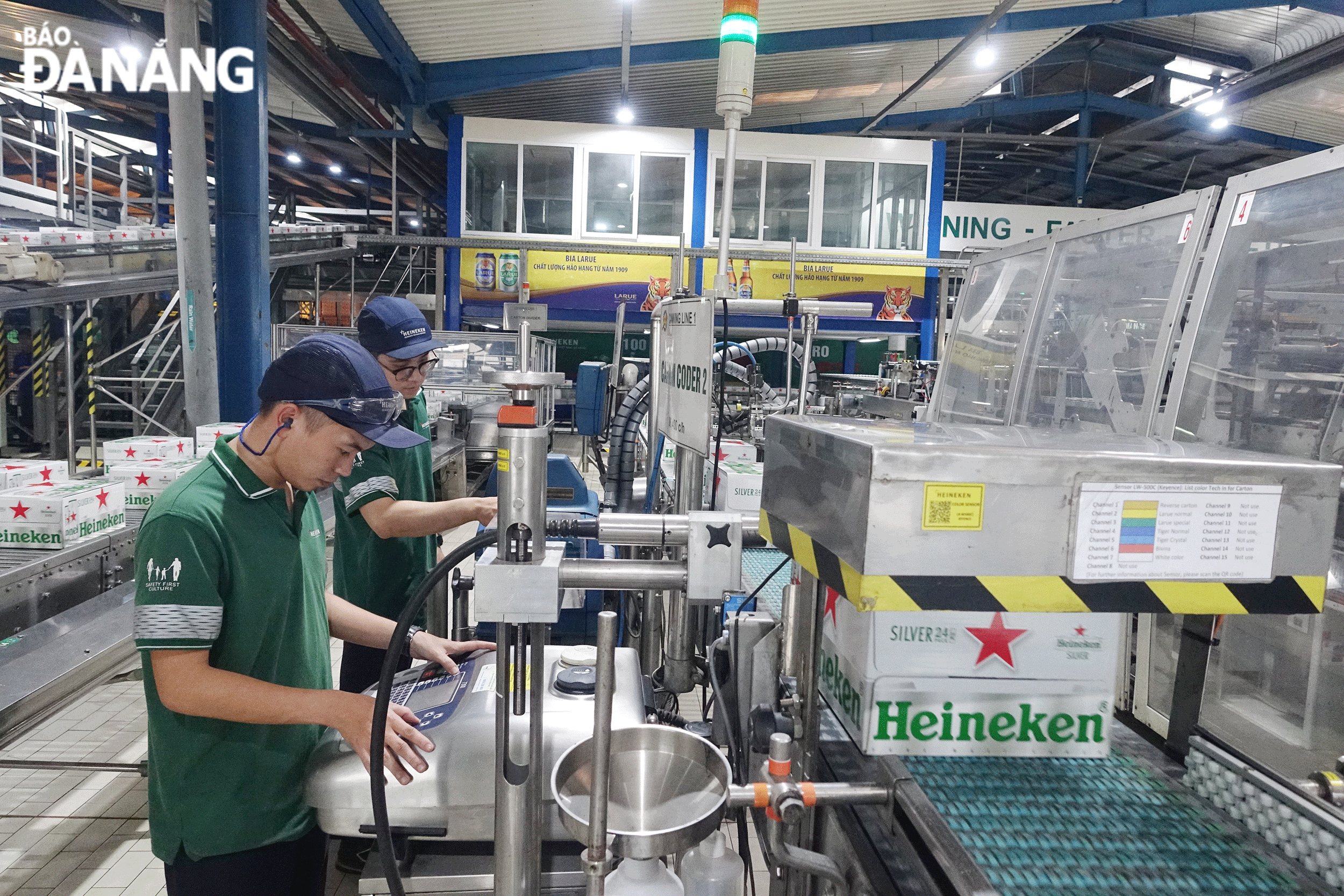Các công nhân ở dây chuyền đóng lon và đóng chai của Công ty TNHH Nhà máy bia Heineken Việt Nam - Đà Nẵng sản xuất liên tục 3 ca, 4 kíp từ ngày mồng 5 tháng Giêng. Ảnh: HOÀNG HIỆP