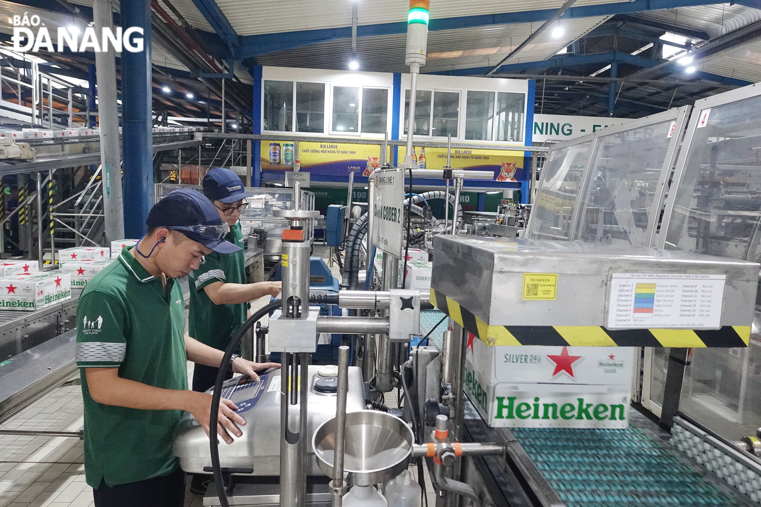 Workers at the canning and bottling line of the Heineken Vietnam Brewery Co., Ltd. - Da Nang have been producing continuously in 3 shifts and 4 teams since the 5th day of Tet. Photo: HOANG HIEP