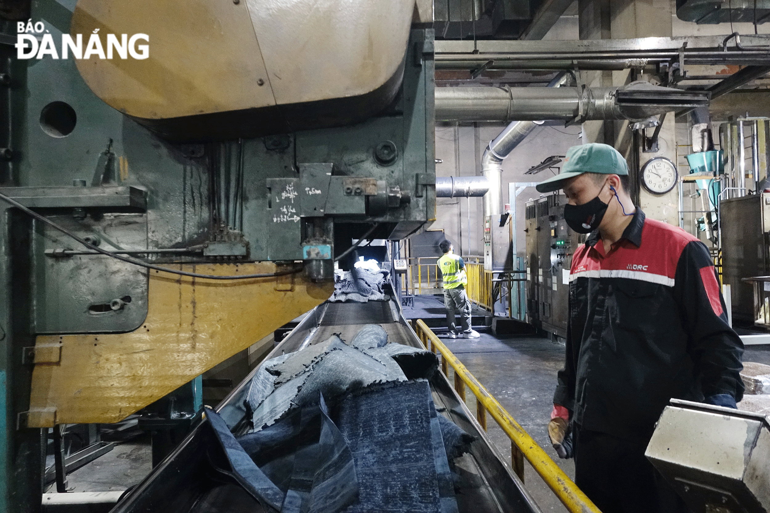 Workers at the Rolling Mill Factory of the Da Nang Rubber Joint Stock Company resumed production in 3 consecutive shifts on February 14. Photo: HOANG HIEP