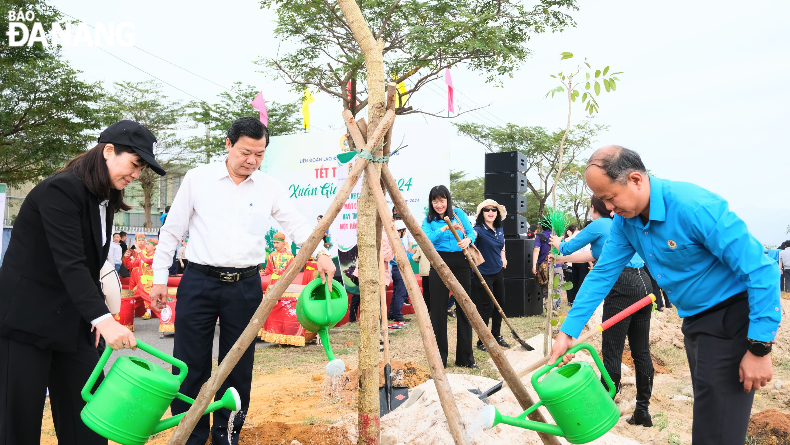 Các lãnh đạo thành phố tham gia trồng cây tại lễ phát động. Ảnh: X.H